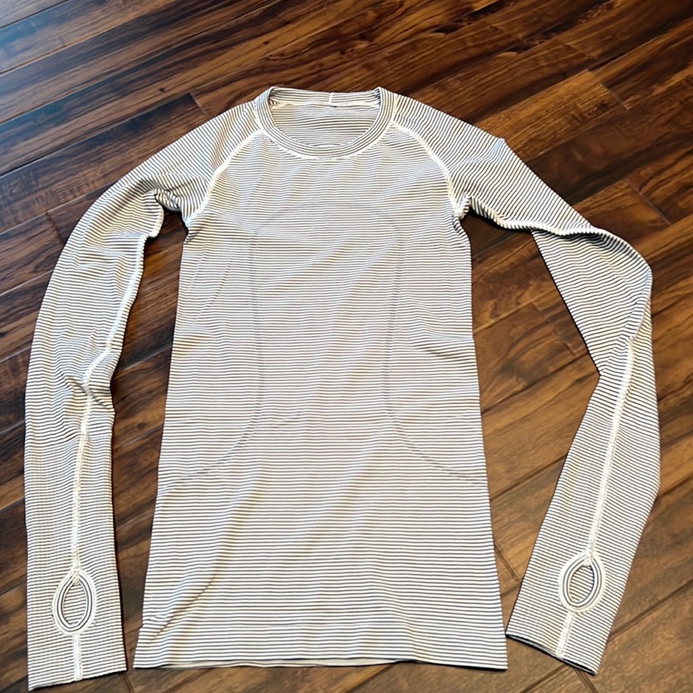 Lululemon long sleeve swiftly swift shirt
Black & white stripe size 2
Thumbholes